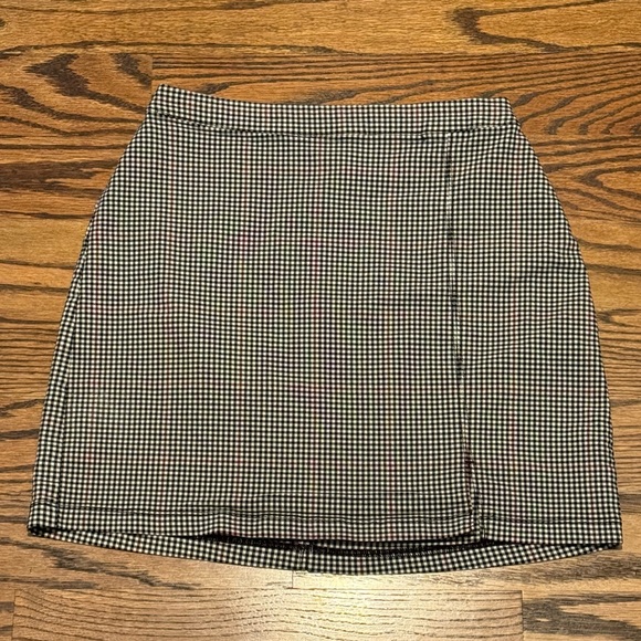 Hollister Houndstooth Ultra High Waisted A-Line Mini Skirt - Picture 5 of 7